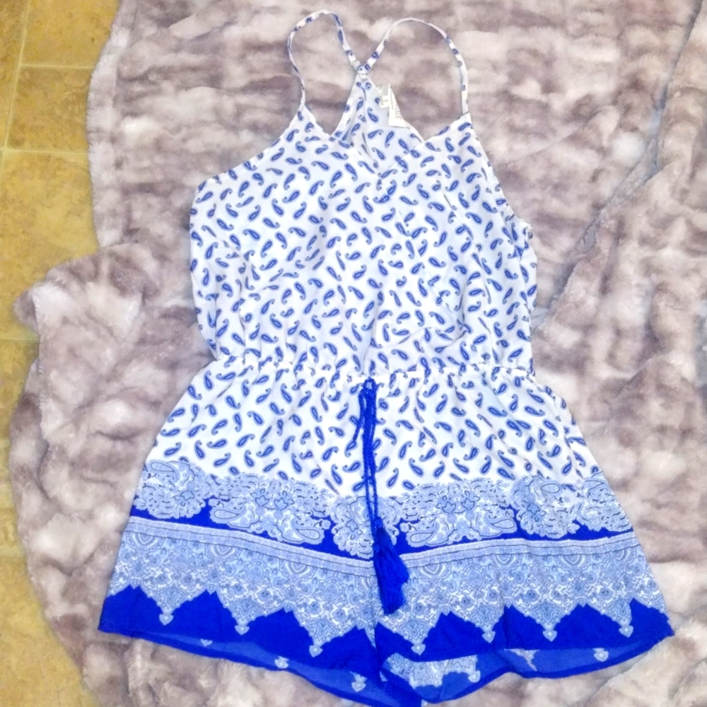 NWOT Sweet Wanderings blue and white romper-M